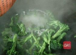 鸡腿菇炒西蓝花的做法图解2