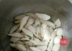 鸡腿菇炒西蓝花的做法图解4