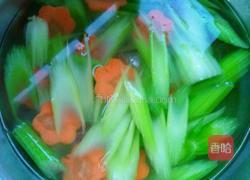 西芹炒腰果的做法图解9