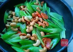 西芹炒腰果的做法图解13