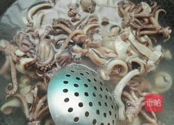 韭菜炒鱿鱼的做法图解2