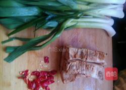 蒜苗炒腊肉的做法图解1