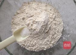 家常葱油饼的做法图解1