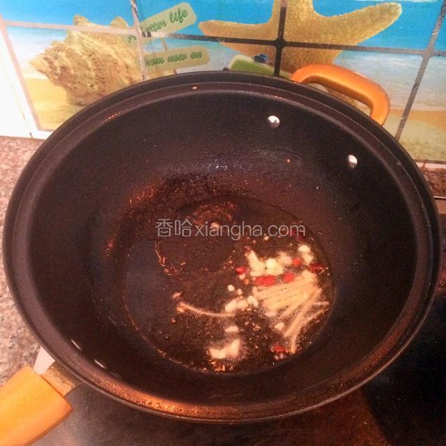 锅里加入油烧热，加入姜蒜辣椒炒香。