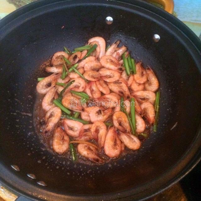 加入适量盐和胡椒粉，一点点味极鲜酱油调味，最后翻炒均匀了就可以出锅。