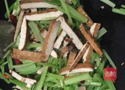 芹菜炒豆干的做法图解4