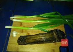 蒜苗炒腊肉的做法图解1