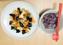 鸡肉炒胡萝卜木耳的做法图解3
