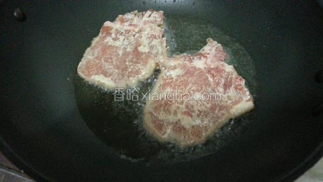 放入大排煎一煎，因为大排比较多，所以要分开煎