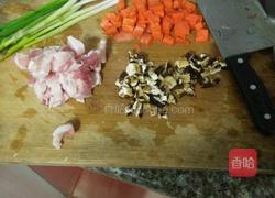 三层肉咸干饭香菇的做法图解1