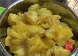 鲜榨菠萝汁的做法图解2