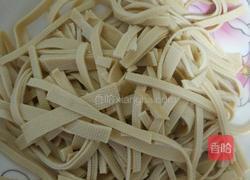 青椒炒豆皮的做法图解1