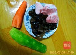 莴笋炒胡萝卜木耳肉的做法图解1