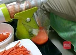 胡萝卜鸡蛋饼的做法图解1