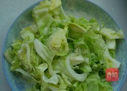 包菜炒香肠的做法图解1