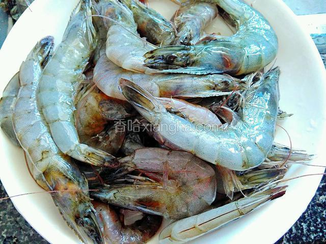 准备食材。河虾一盘，葱姜蒜适量。