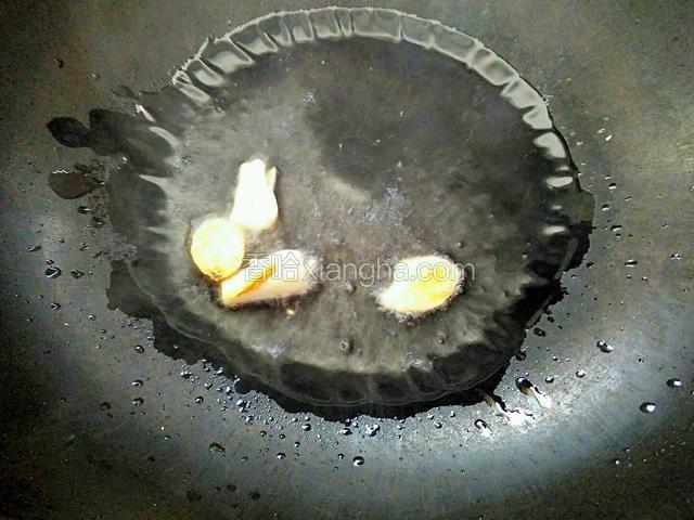起锅，倒入适量的食用油。中火，加姜片、蒜片爆香。