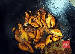 香菇炖冻豆腐的做法图解3