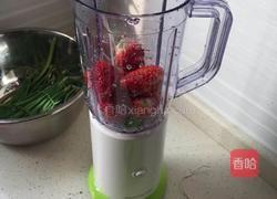 鲜榨草莓汁的做法图解2