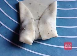 饺子皮芝麻卷的做法图解5