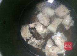 松茸排骨汤的做法图解3