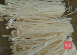 西红柿炝金针菇的做法图解1