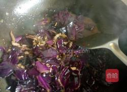 紫甘蓝炒木耳的做法图解4