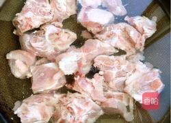 玉米胡萝卜炖脊骨的做法图解3