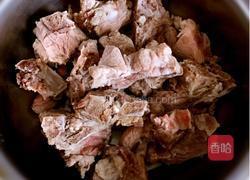 玉米胡萝卜炖脊骨的做法图解4