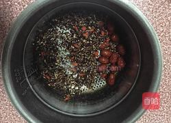 黑米红枣粥的做法图解3
