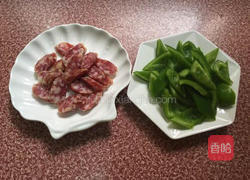 腊肠炒青椒的做法图解2