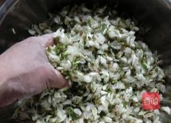 蒸槐花的做法图解1