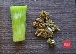 莴笋核桃仁的做法图解1