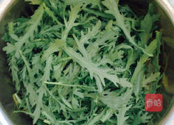 凉拌茼蒿叶的做法图解2