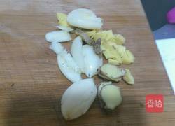 湖南熏腊肉炒包菜的做法图解2