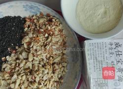 芝麻花生桃仁牛奶轧糖的做法图解1