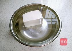 皮蛋拌豆腐的做法图解1