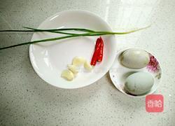 皮蛋拌豆腐的做法图解2