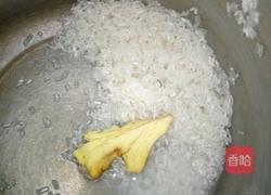 冬菇皮蛋瘦肉粥的做法图解1