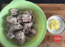胡萝卜玉米排骨汤的做法图解2
