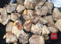 胡萝卜玉米排骨汤的做法图解4