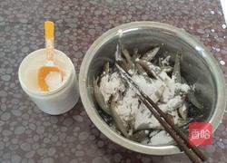 炸小沙丁鱼的做法图解2