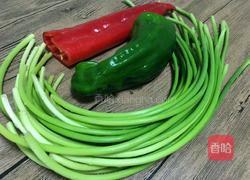 双椒炒蒜薹的做法图解1