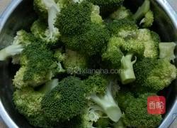 西兰花杂炒鱿鱼的做法图解1