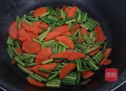 鸡蛋炒蒜苔的做法图解3