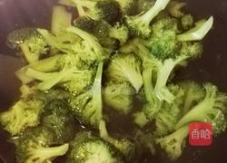 西兰花炒培根的做法图解1