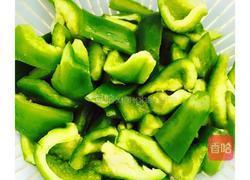 青椒炒肉的做法图解1