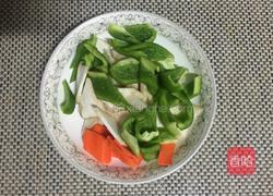 杏鲍菇青椒滑肉片的做法图解1