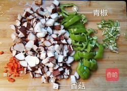 香菇炒青椒的做法图解1