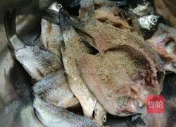 椒盐小鲫鱼的做法图解4